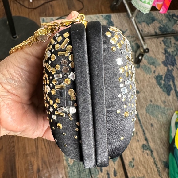 Satin and rhinestone evening bag with a removable gold chain. - Picture 6 of 12